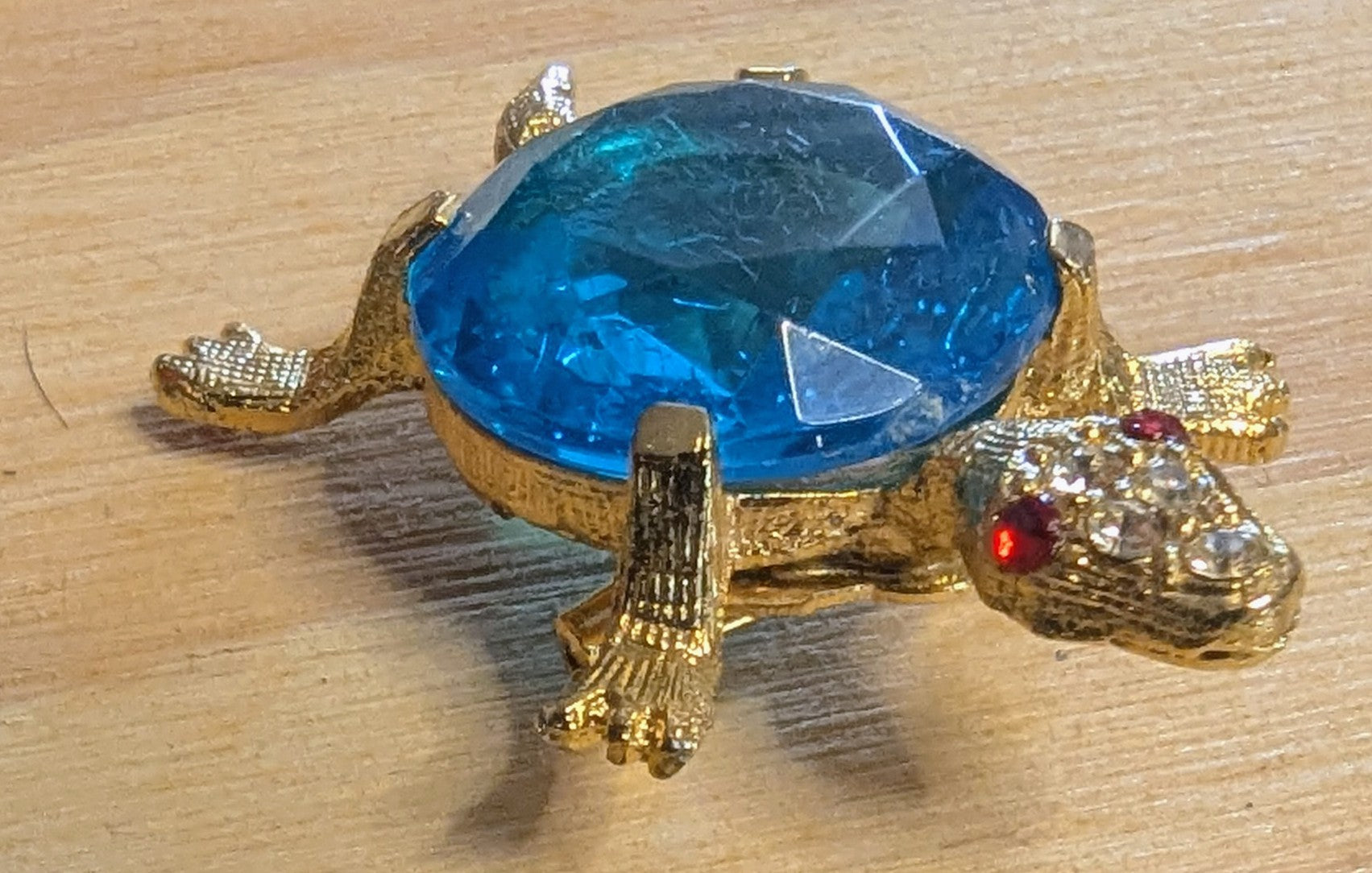 BROOCHES