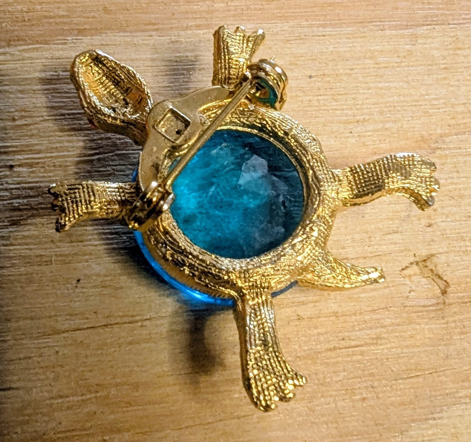 BROOCHES
