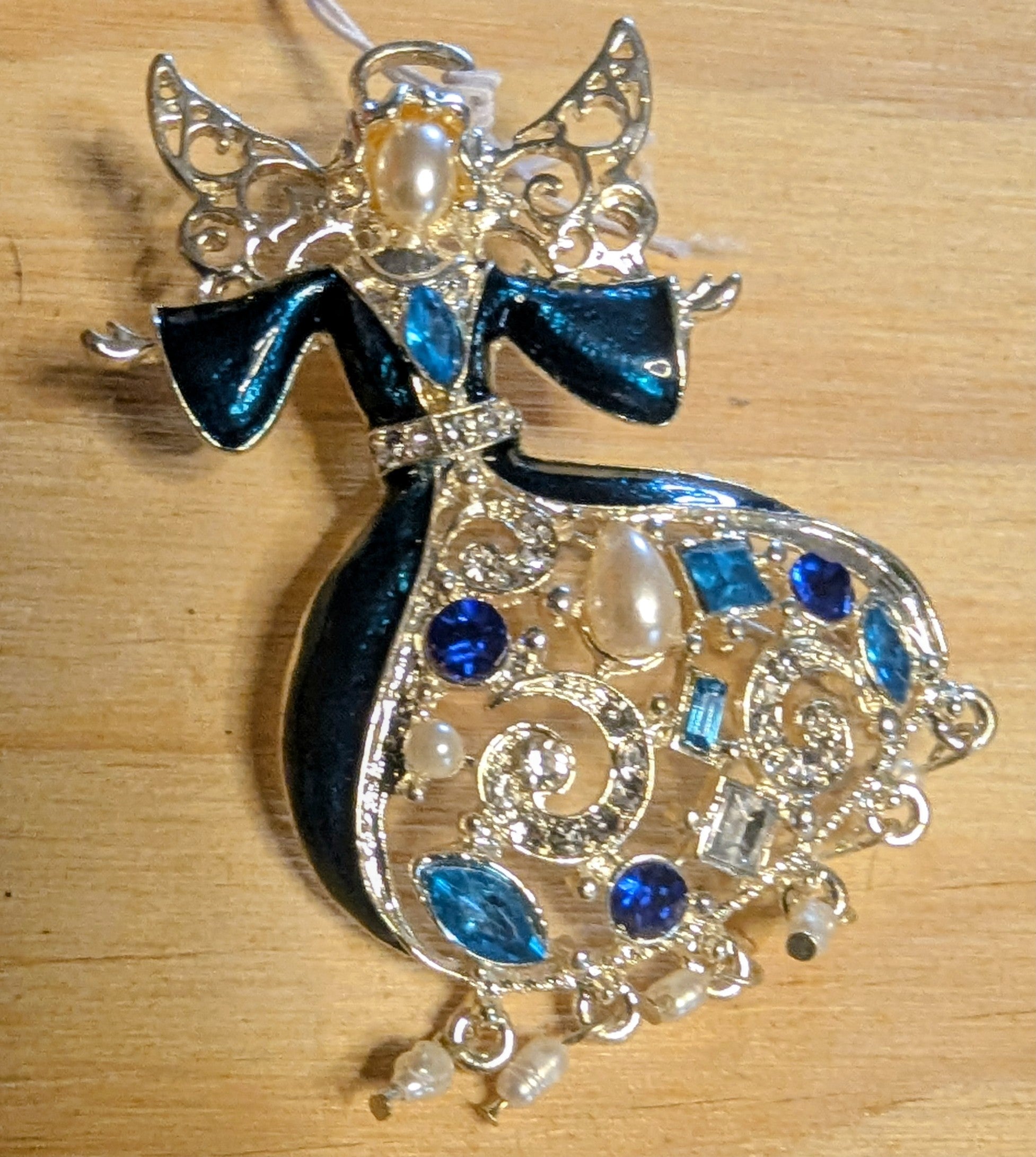 BROOCHES