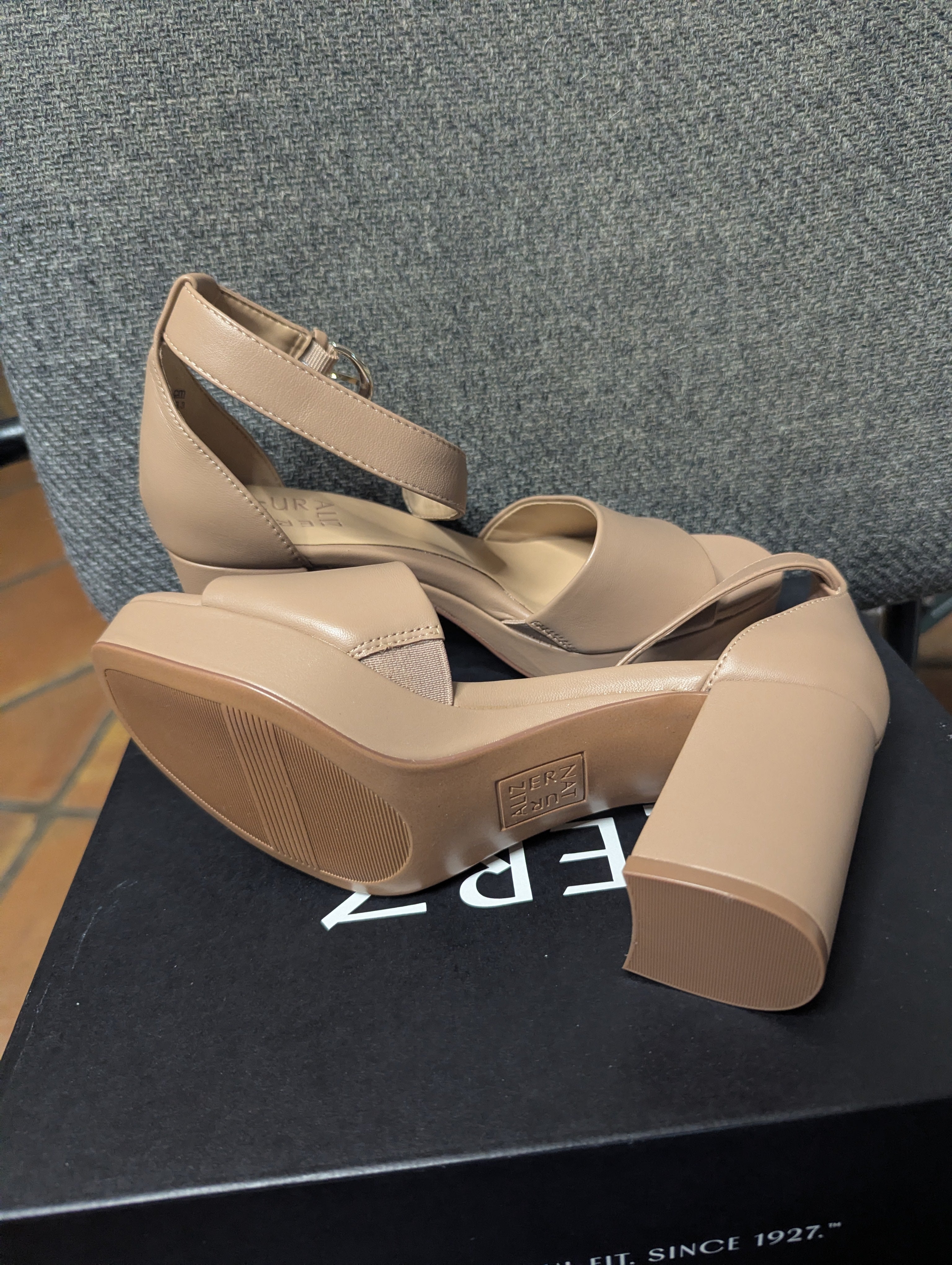 WOMANS NEW SHOES